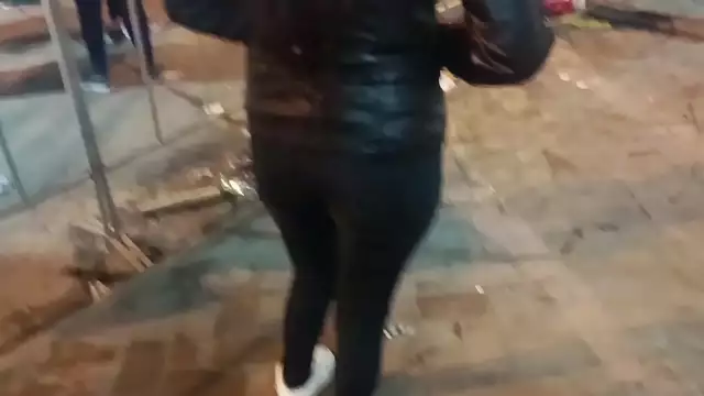 elegante y sexy milf tetuda comiendole la polla al hijo de su marido