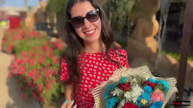 Mujer madura recibe flores de amable desconocido, espera para caliente Romp - MILF Porn Video