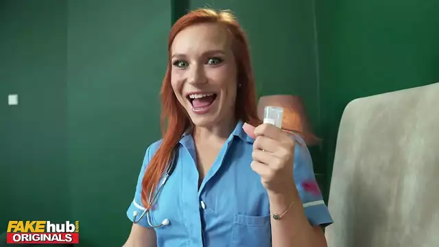 Enfermera traviesa MILF con coño rosa perfecto necesita muestra de esperma - FAKEhub