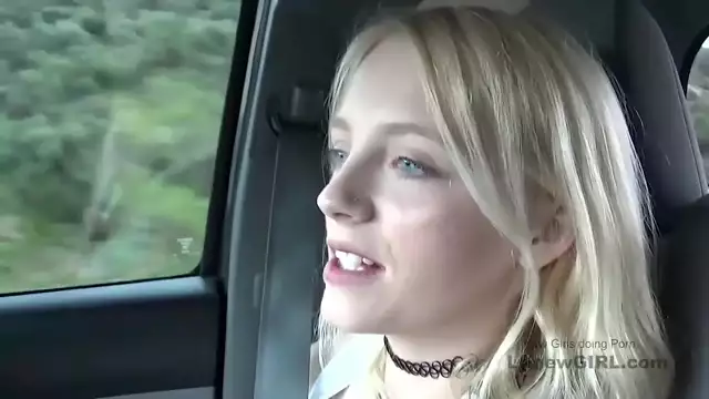 Madura belleza pequeñita rubia adolescente en chisporrotear porno vídeo