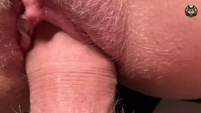 Mujer madura con coño peludo Climaxes durante Close-up Shot