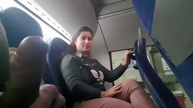 Mujer madura seduce a un hombre para realizar actos sexuales en público en un autobús