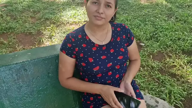 Mujer madura tiene sexo espontáneo con joven desconocido