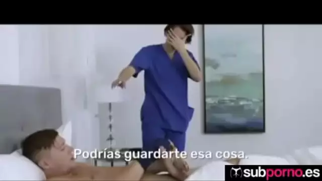 Esposa japonesa complaciendo en todo a su marido